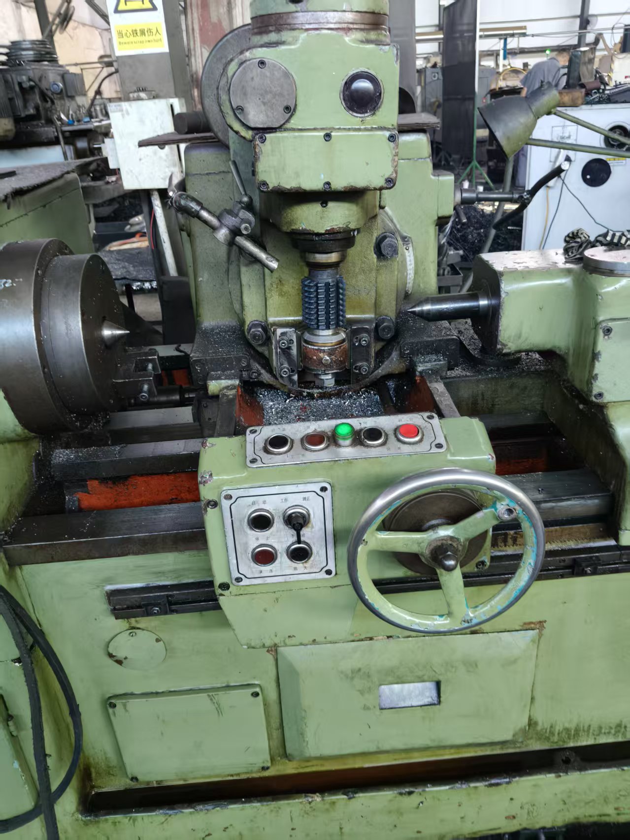 gear hobbing machine